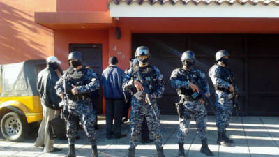 Los policías afuera de la casa del expresidente de El Salvador Francisco Flores. Foto: Prensa Gráfica