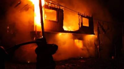 El incendio consumió en su totalidad cuatro viviendas en Roatán.