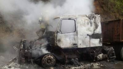 El fuego, que se inició en el sistema eléctrico, consumió el cabezal.