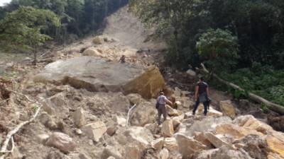Las enormes rocas desprendidas de la montaña mantienen preocupados a los vecinos de Las Flores. Los derrumbes siguen.