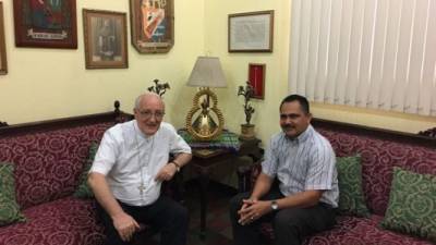 El nuevo sacerdote Glenis Yovani Mejía con el obispo Ángel Garachana.