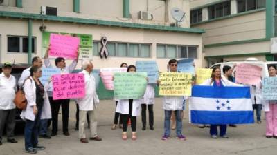 Los médicos que laboran en el sistema de salud pública del país se incorporaron ayer a sus labores luego del acuerdo logrado con el Gobierno.