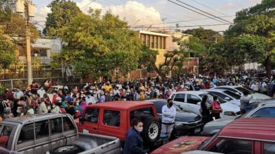 Miles de salvadoreños se aglomeraron en los principales puntos de entrega del bono prometido por Bukele./Twitter.