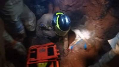 Momento en el que los bomberos intentaban rescatar a una de las personas.