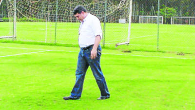 El técnico de la escuadra nacional, Luis Fernando Suárez, recorrió la grama de las canchas en las que entrenarán sus pupilos antes y durante la Copa del Mundo.