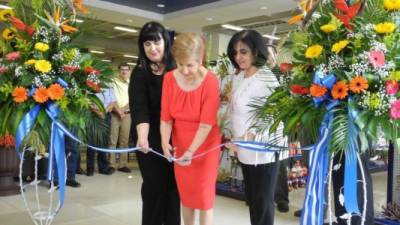 Acto inaugural del corte de cinta. Clientes recorren los pasillos de la tienda ¡Sueña, vive tu casa!