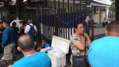 En el portón de acceso se mantiene la Bandera de Honduras.