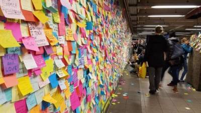 Vista del mural creado a partir de una idea de Matthew Chávez, un artista de 28 años, que habló con Efe ayer sobre la idea que tuvo hace 6 meses de que el publico que transita por el metro de Nueva York expresara sus sentimientos a través de mensajes en un pasillo. EFE