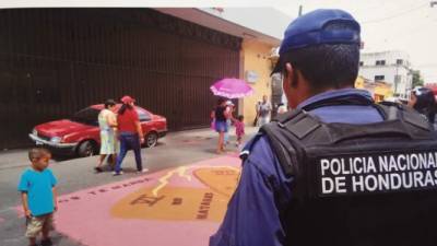 La estampa “¿Entendiste, policía? No matarás”, ganó el primer lugar del concurso.