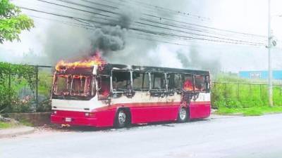 Momento en que la unidad del transporte de la ruta Miraflores-Carrizal ardía en llamas ante el asombro de transeúntes y motoristas.