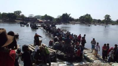 Miles de inmigrantes, entre ellos cientos de hondureños, atraviesan diariamente el río Suchiate en la frontera entre Guatemala y México.