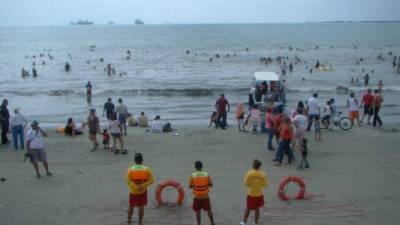 La Cruz Roja apoya las labores de rescate para evitar ahogados en las playas municipales en Puerto Cortés.