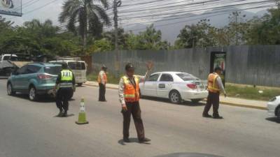 Autoridades de transporte y tránsito realizan los operativos en diferentes puntos.