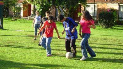 Los niños deben hacer ejercicio diario, para evitar la obesidad.