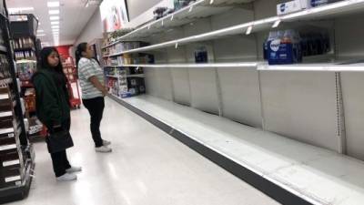 Los estadounidenses se preparan con alimentos y medicamentos para una eventual cuarentena por la epidemia de coronavirus en ese país./AFP.