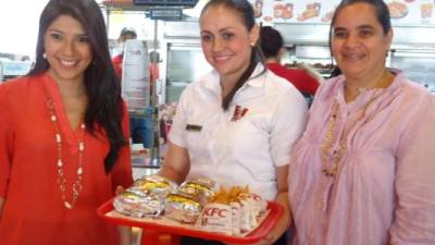 Ejecutivos y clientes de KFC durante el lanzamiento del nuevo menú.