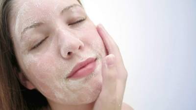 Se puede exfoliar con sales el rostro una vez a la semana.