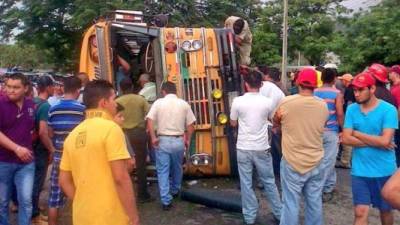 Diez personas resultaron heridas tras el volcamiento de un autobús del transporte público en la carretera que conduce de Villanueva a San Pedro Sula. Foto tomada de @RedInformativaH