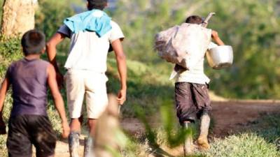 Los misquitos son obligados a caminar grandes trayectos por su escasa estructura vial de la región.