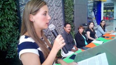 Kathia Yacamán del Grupo Karim's al dar detalles del evento junto a otros patrocinadores.