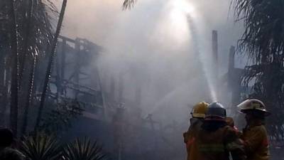 Los bomberos evitaron que el fuego continuara a otras tres viviendas más.