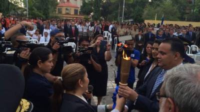 El alcalde de San Pedro Sula, Armando Calidonio, recibió la Antorcha de la Libertad.