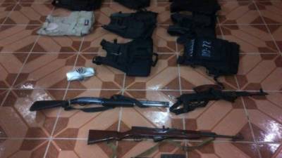 Cuatro armas y ocho chalecos antibalas fueron incautados en el operativo policial en Comayagüela.