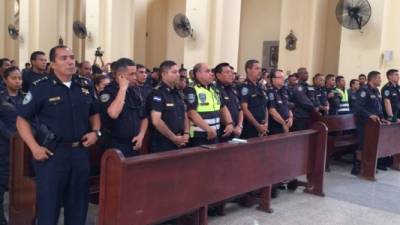Los policías sampedranos celebraron su día con una misa en la catedral San Pedro Apóstol.