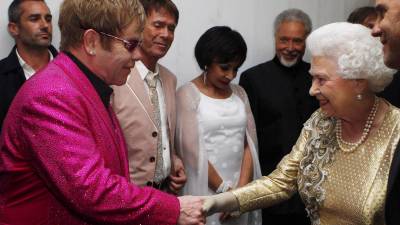 El intérprete británico Elton John ha encabezado una oleada de homenajes de los famosos a la reina.