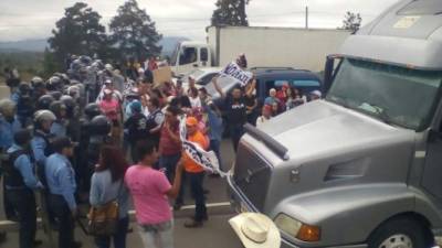 Los manifestantes solicitaron a los conductores que no pagaran el peaje asegurando que es un cobro ilegal.