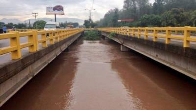 El fuerte caudal del río Chamelecón tras las fuertes lluvias en el noroccidente de Honduras.