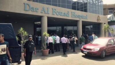 Policías egipcios vigilan frente al hospital Dar al Fouad, donde permanecen ingresados los turistas que fueron confundidos por terroristas y disparados por error por las fuerzas de seguridad egipcias, en El Cairo.