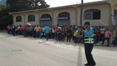 Durante varias horas, pobladores de Bonito Oriental exigieron libertad para el exalcalde Ovegildo Alvarenga.