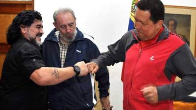 La leyenda del fútbol Diego Armando Maradona nunca ocultó su admiración por el socialismo y los dictadores, confesando en reiteradas ocasiones su amor por el líder cubano Fidel Castro a quien consideraba como su 'segundo padre'.