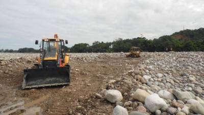 A contrarreloj se trabaja en el vado. La lluvia impidió que se laborara varios días.