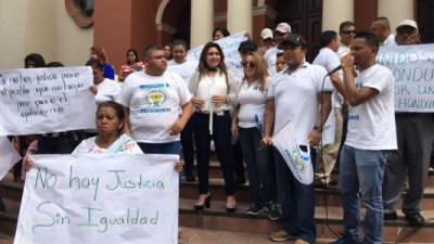 La diputada Marlene Alvarenga junto a otros ciudadanos protesta en San Pedro Sula este miércoles.