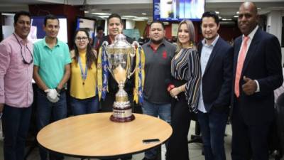 La Copa del campeón del torneo Apertura estuvo en la sala de redacción de Diario La Prensa.