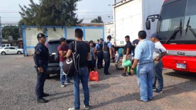 Las autoridades retuvieron a los conductores y las personas que viajaban en el bus.