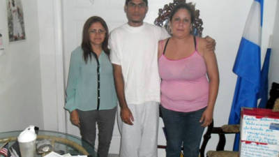 El hondureño, Carlos Valeriano, (28), junto a su familia luego de salvarse de la deportación.