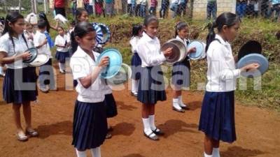 Los niños desfilaron al son de la música de tapaderas y panas.