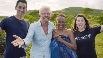 Keisha Schahaff junto al fundador de Virgin Atlantic, Richard Branson.
