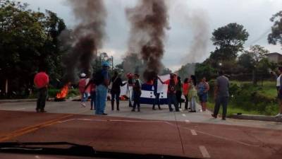 Fotografía de una toma de carretera en el sur de Honduras en atención al llamado 'Paro Nacional' que fue convocado por la Plataforma para la Defensa de Educación y Salud, a pesar de que el Gobierno derogó dos decretos que eran objeto de su lucha.