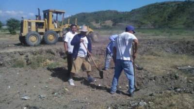 Un grupo de habitantes trabaja recuperando un predio que antes era botadero de cadáveres.