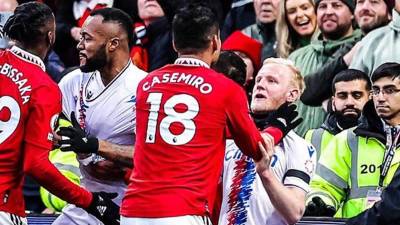 Casemiro se volvió loco en una triulfa y agarró del cuello a Will Hughes del Crystal Palace.