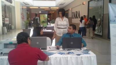 Los jóvenes atenderán en diferentes centros comerciales del país iniciando en Tegucigalpa en mesas móviles de ayuda gratuita.