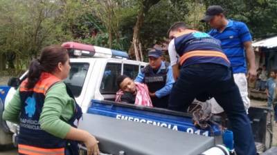 Momentos en que la Policía auxiliaba al joven.