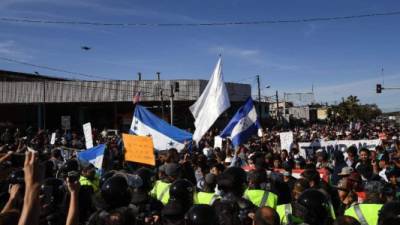 El domingo pasado un grupo de migrantes trató de cruzar la frontera lo que ocasionó enfrentamientos con oficiales de la Policía Federal de México y miembros de la Patrulla Fronteriza estadounidense.