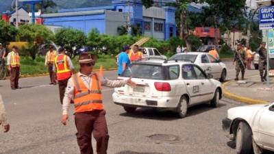 Los conductores de taxis deben demostrar ante los inspectores que están legales.