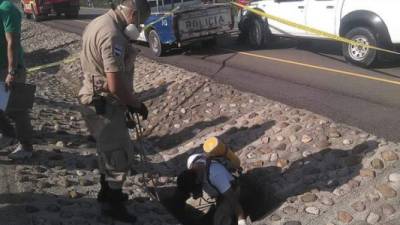 Los bomberos realizan el restate del cuerpo de un hombre en una alcantarilla.