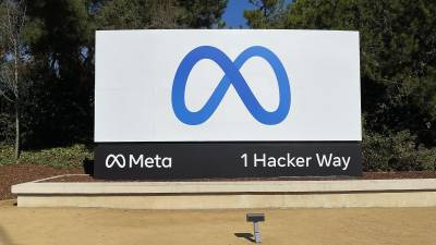 Vista del logo de la empresa de tecnología Meta, en su sede de Menlo Park, California, en una fotografía de archivo. EFE/John G. Mabanglo